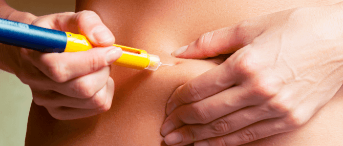 Imagen: FSH wird durch Spritze verabreicht