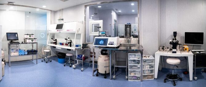 Imagen: Labor bei Ovoclinic Marbella